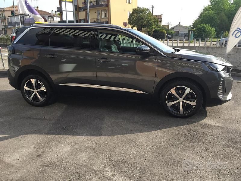 Usata Peugeot 5008 Allure 131 CV (96 kW) 2024 Grigio SUV