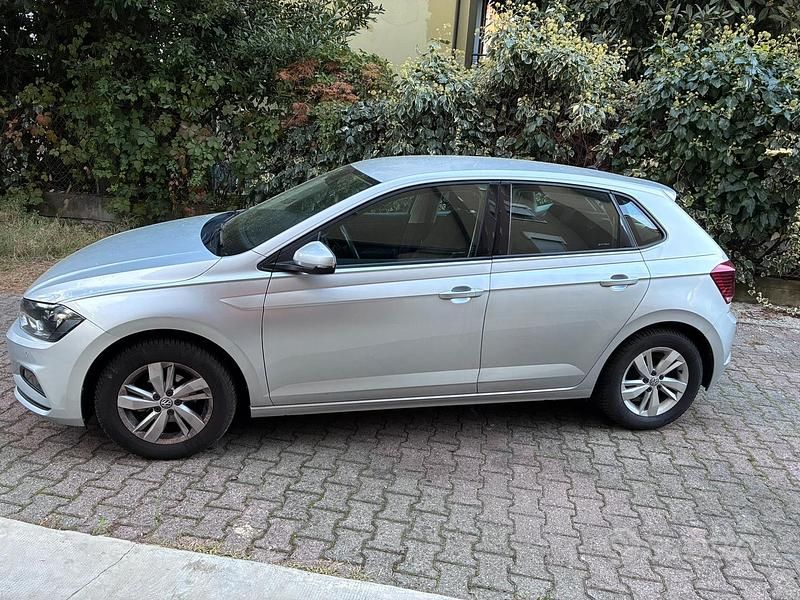 Grigio Usata 2019 VW Polo Tre volumi | 12.000 € (Buon prezzo) - Immagine 1/4