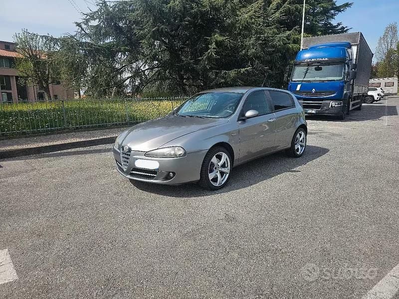 Usata Alfa Romeo 147 120 CV (88 kW) 2006 Grigio Utilitaria
