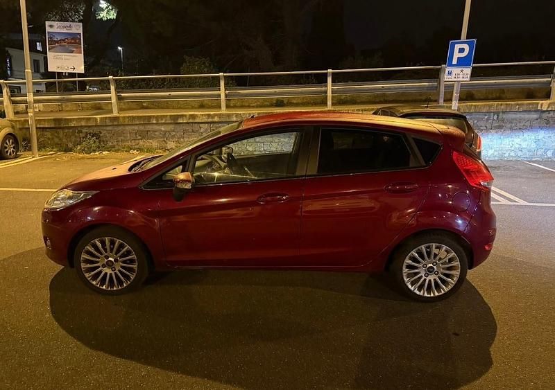 Usata Ford Fiesta Titanium 82 CV (60 kW) 2011 Rosso Utilitaria