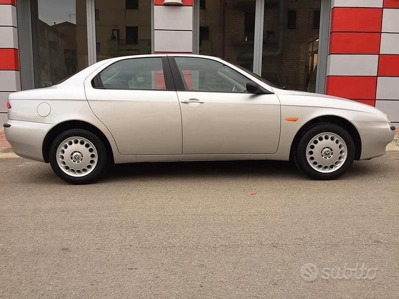 Begagnad Alfa Romeo 156 144 HK (105 kW) 1998 Grå Sedan