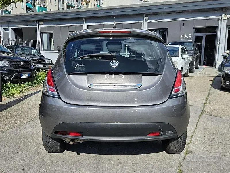 Usata Lancia Ypsilon Silver 69 CV (50 kW) 2012 Grigio Utilitaria