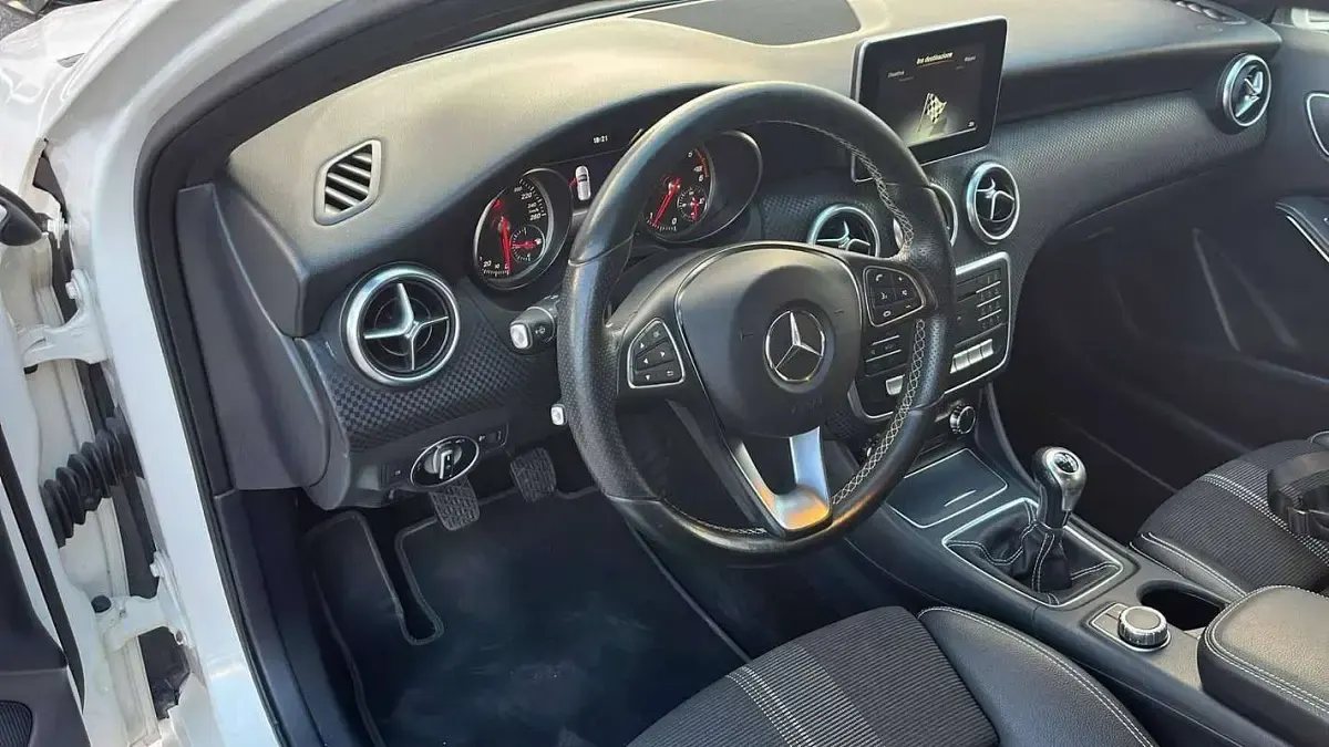 Usata Mercedes A180 Premium 109 CV (80 kW) 2017 Bianco Utilitaria