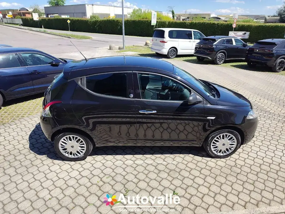 Usata Lancia Ypsilon Gold 69 CV (50 kW) 2016 Nero Utilitaria
