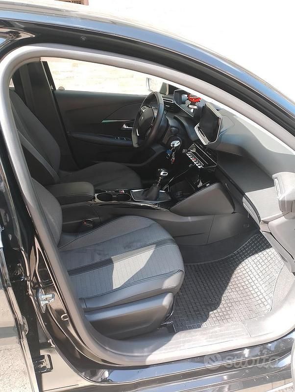 Usata Peugeot 208 102 CV (75 kW) 2023 Nero Utilitaria