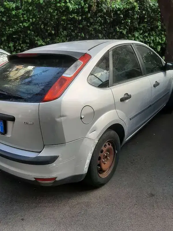 Usata Ford Focus 90 CV (66 kW) 2005 Argento Berlina