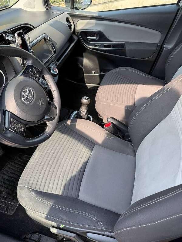 Usata Toyota Yaris 65 CV (47 kW) 2018 Argento Utilitaria