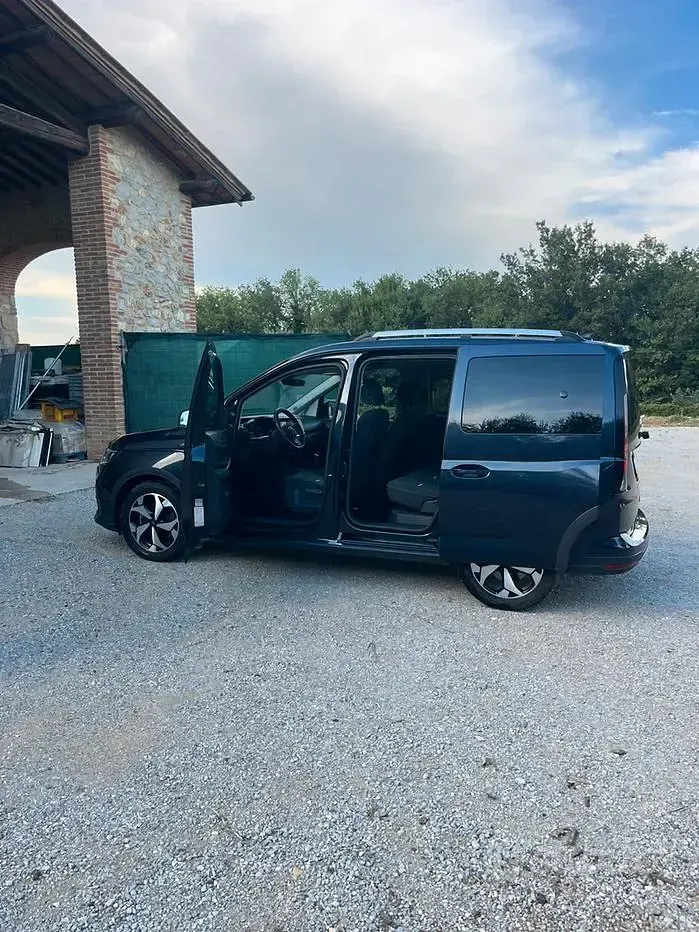 Usata Ford Tourneo 122 CV (89 kW) 2023 Monovolume