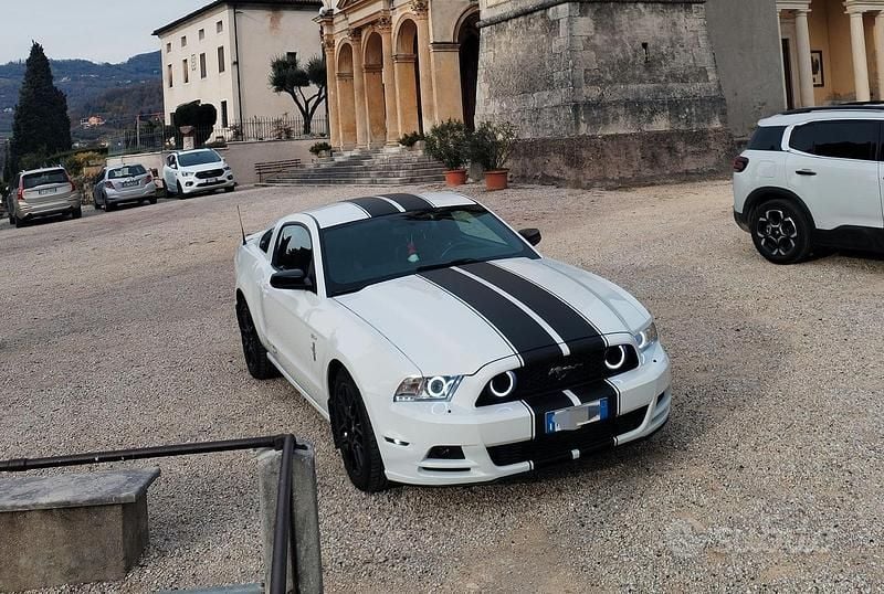 Usata Ford Mustang 310 CV (228 kW) 2014 Bianco Coupé