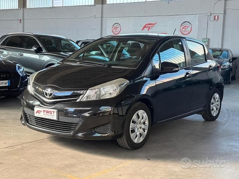 Usata Toyota Yaris Lounge 69 CV (50 kW) 2013 Nero Utilitaria