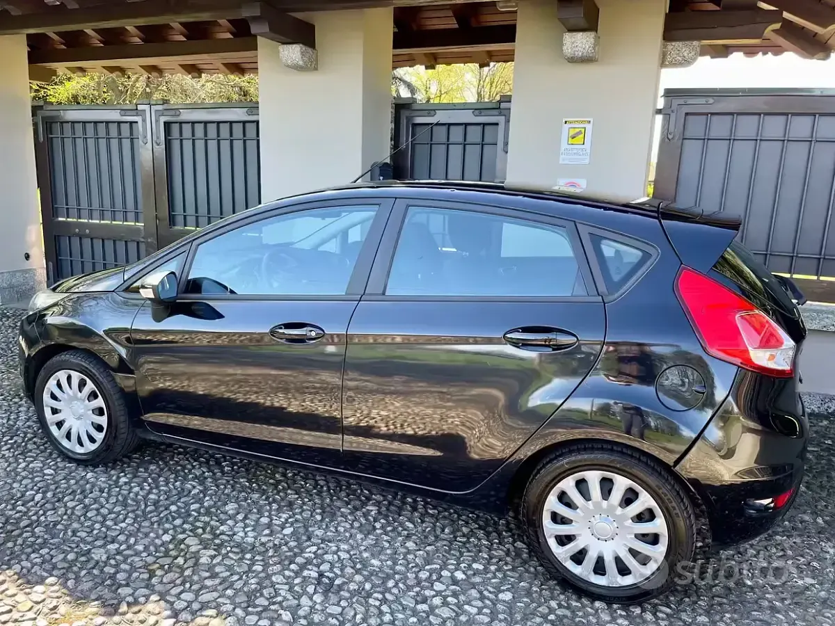 Usado Ford Fiesta 75 CV (55 kW) 2015 Negro Utilitario