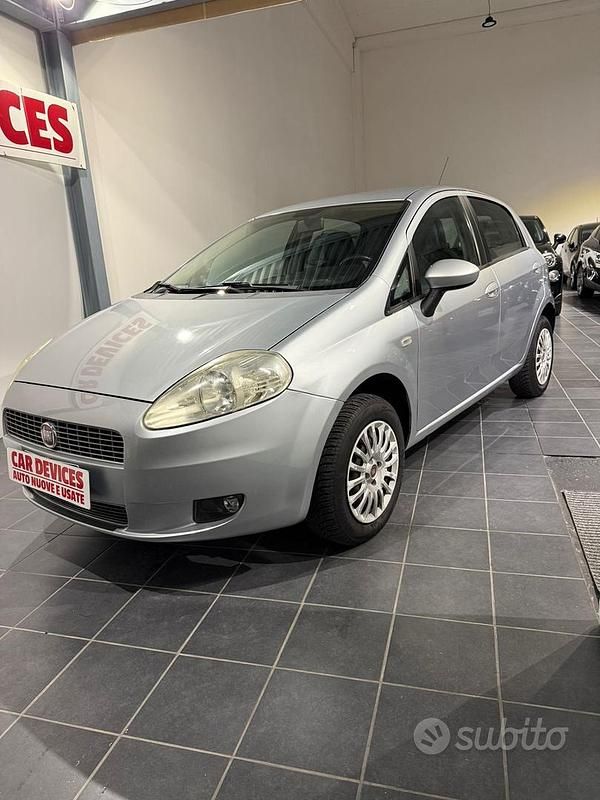 Grigio Usata 2010 Fiat Grande Punto Due volumi | 3690 € (Buon prezzo) - Immagine 1/4
