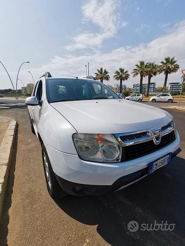 Bianco Usata 2012 Dacia Duster Lauréate SUV | 5990 € (Buon prezzo) - Immagine 1/4