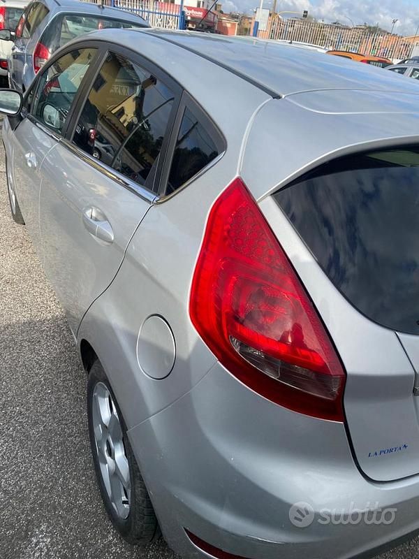 Usata Ford Fiesta Titanium 96 CV (70 kW) 2010 Grigio Utilitaria