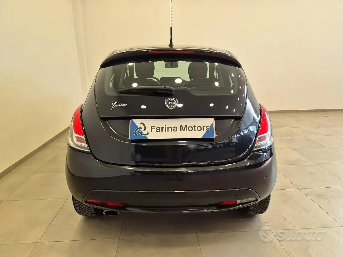 Usata Lancia Ypsilon Silver 69 CV (50 kW) 2018 Nero Utilitaria
