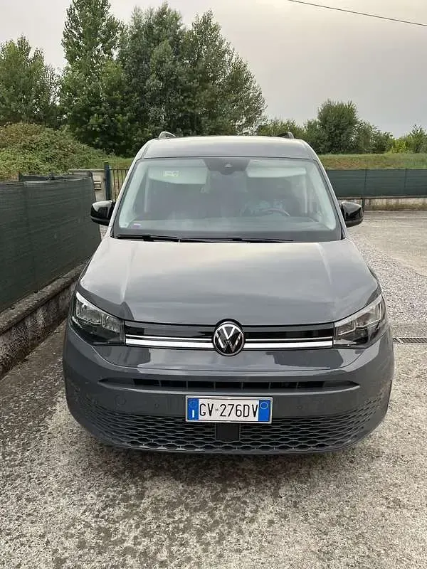 Usata VW Caddy 102 CV (75 kW) 2024 Grigio Monovolume