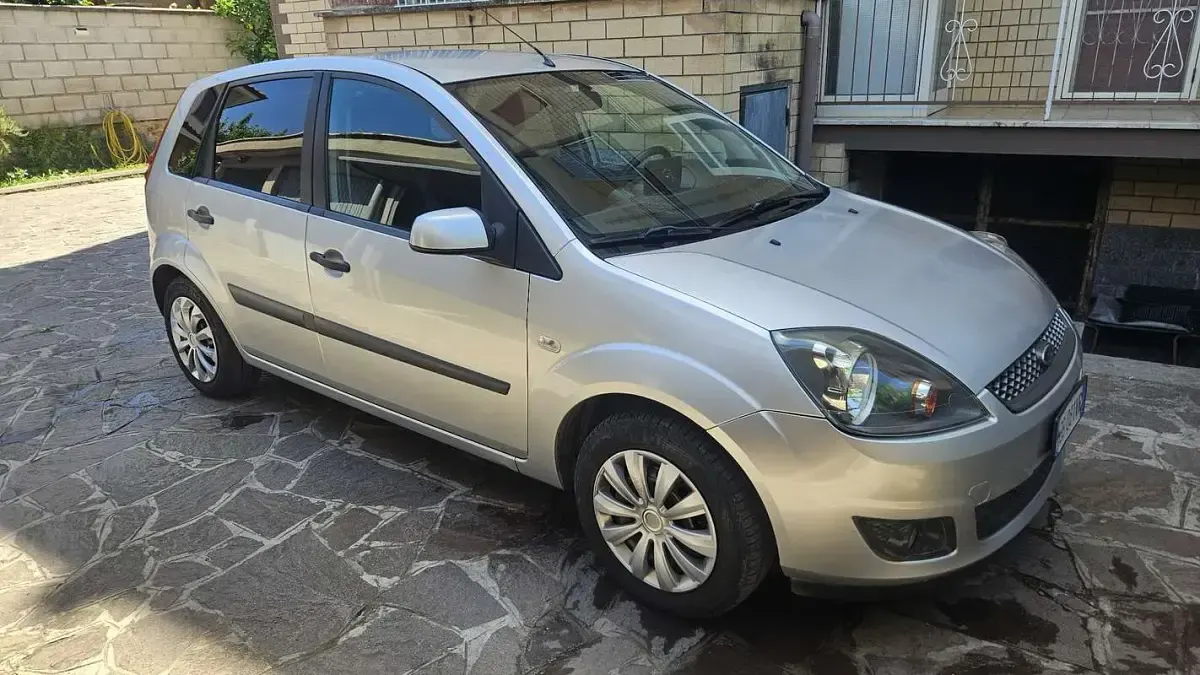 Usata Ford Fiesta Ghia 68 CV (50 kW) 2006 Utilitaria