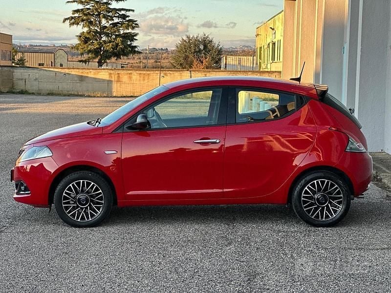 Usata Lancia Ypsilon Gold 69 CV (50 kW) 2024 Rosso Utilitaria