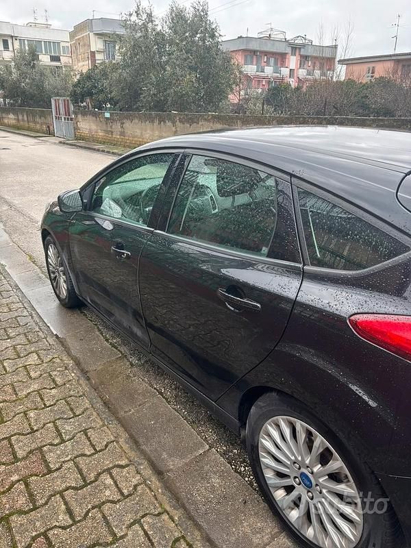 Usata Ford Focus 115 CV (84 kW) 2012 Nero Berlina