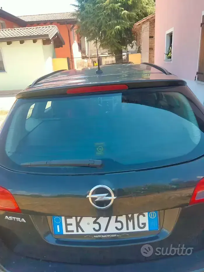 Usata Opel Astra 115 CV (84 kW) 2011 Nero Station wagon