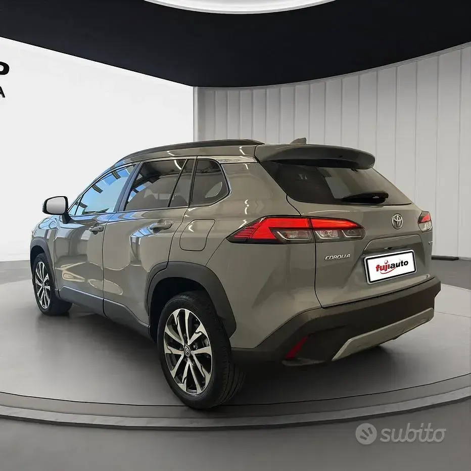 Usata Toyota Corolla Cross Trend 140 CV (102 kW) 2025 Cement grey SUV