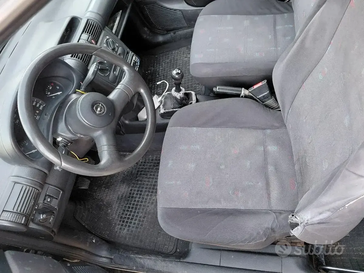Usata Opel Corsa 45 CV (33 kW) 1997 Nero Utilitaria