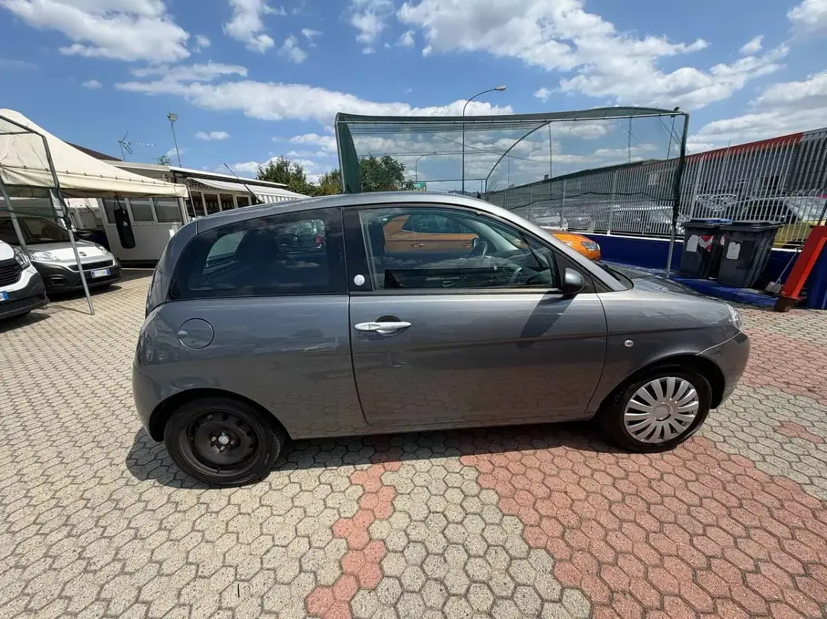Usata Lancia Ypsilon 77 CV (56 kW) 2009 Argento Utilitaria