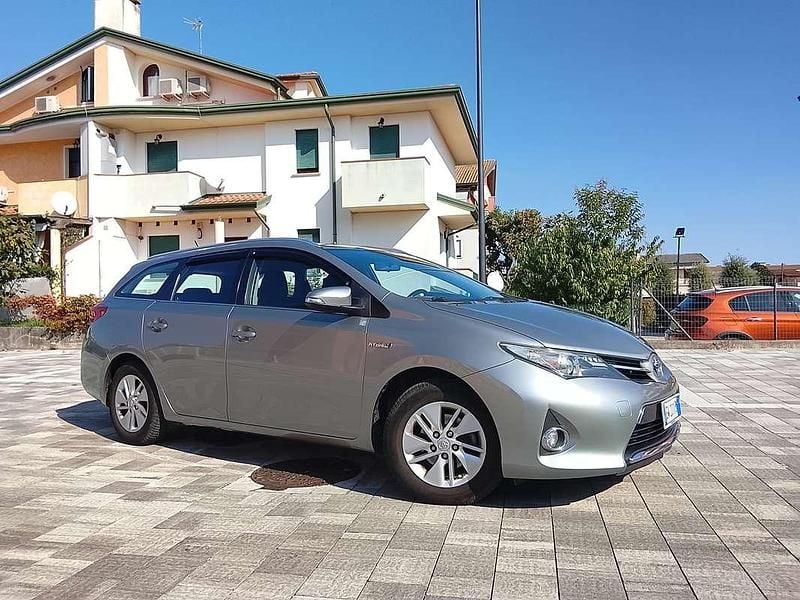 Usata Toyota Auris Hybrid Active 99 CV (72 kW) 2014 Grigio Station wagon