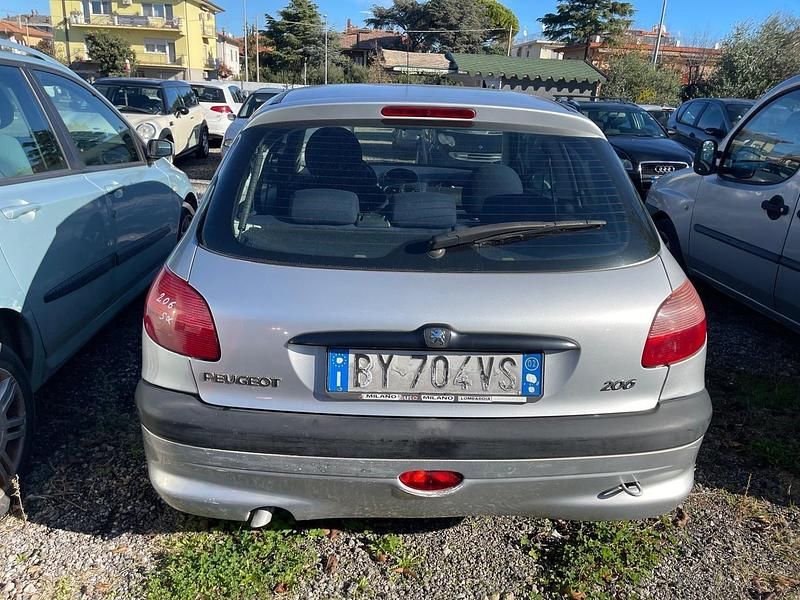 Usata Peugeot 206 74 CV (54 kW) 2003 Argento Berlina