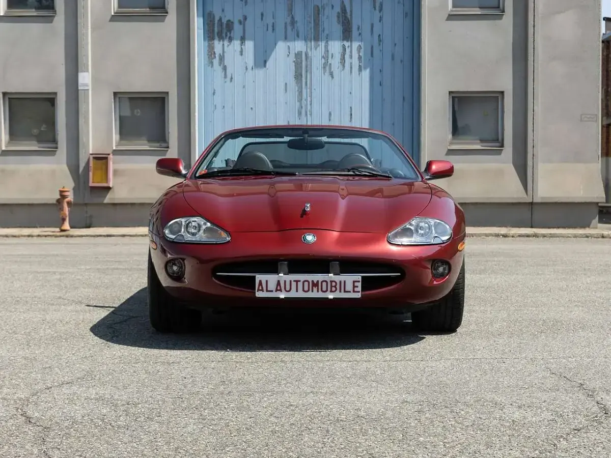 Usata Jaguar XK8 284 CV (208 kW) 1998 Carnival red Cabrio