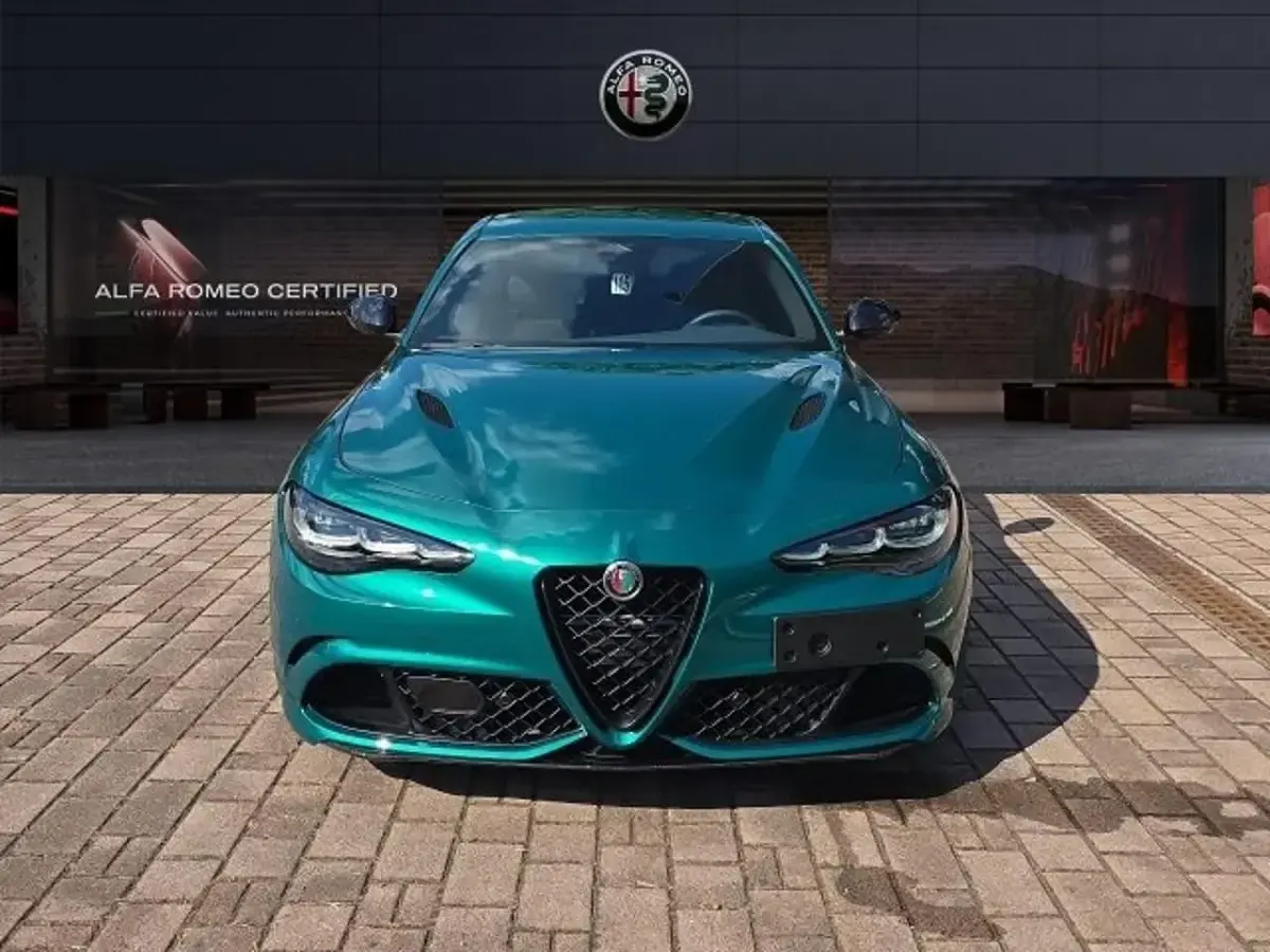 Nuova Alfa Romeo Giulia Quadrifoglio 519 CV (381 kW) 2026 Verde Berlina