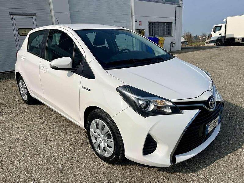 Usata Toyota Yaris Hybrid 74 CV (54 kW) 2015 Bianco Berlina