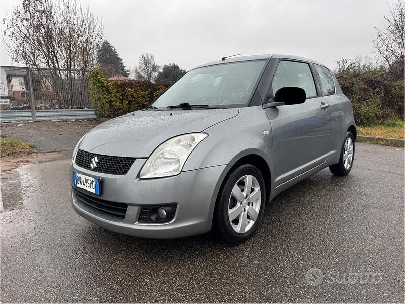 Grigio Usata 2009 Suzuki Swift Tre volumi | 3900 € (Buon prezzo) - Immagine 1/4