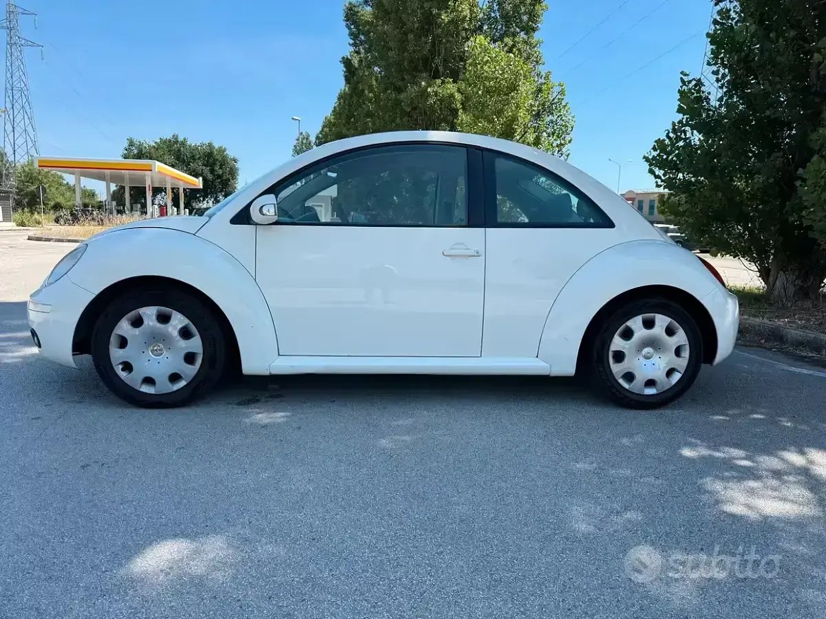 Usata VW New Beetle 102 CV (75 kW) 2007 Bianco Utilitaria