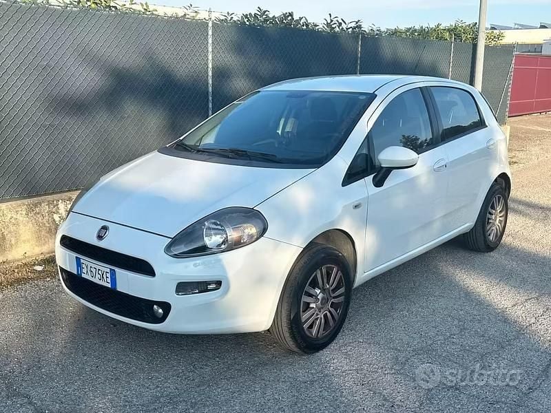 Usata Fiat Punto Lounge 77 CV (56 kW) 2014 Bianco Utilitaria