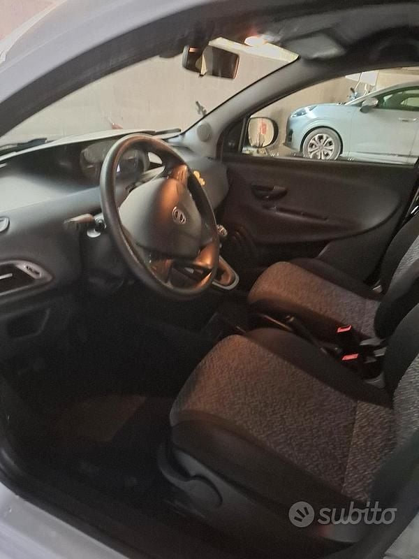 Usata Lancia Ypsilon 69 CV (50 kW) 2019 Grigio Utilitaria