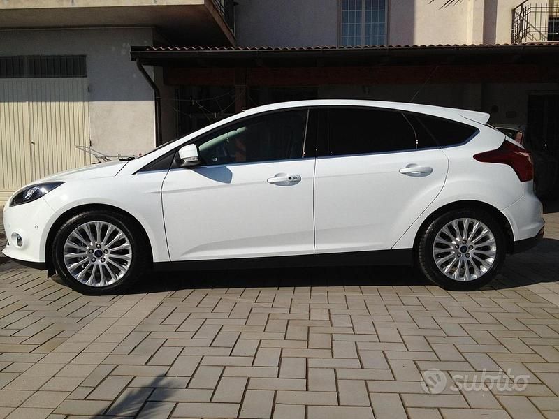 Usata Ford Focus 115 CV (84 kW) 2012 Bianco Berlina