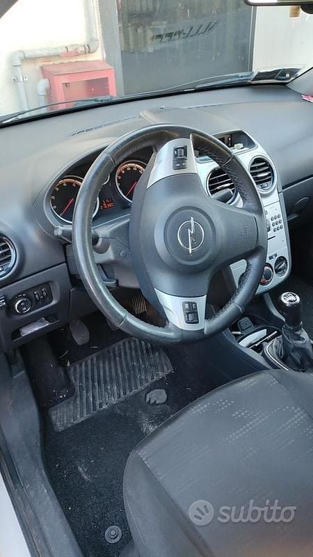 Usata Opel Corsa 85 CV (62 kW) 2011 Bianco Berlina