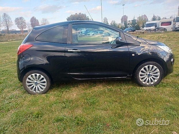 Usata Ford Ka Titanium 69 CV (50 kW) 2016 Nero Berlina