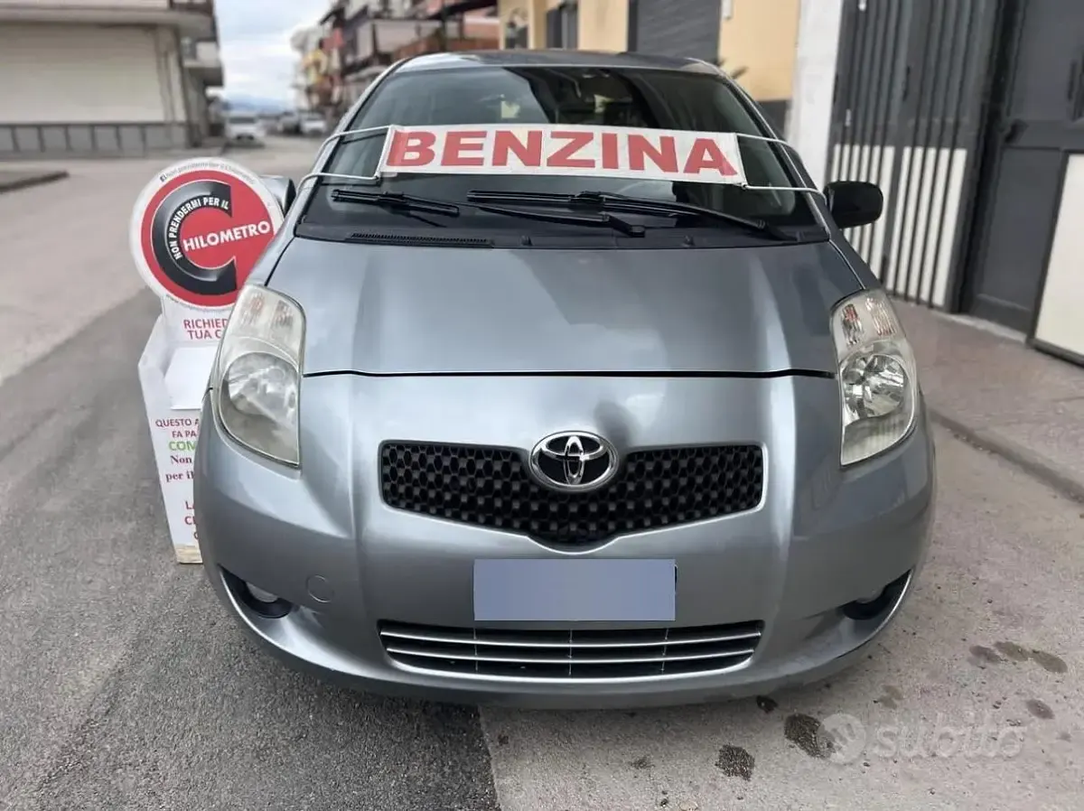 Usata Toyota Yaris 69 CV (50 kW) 2006 Grigio Berlina