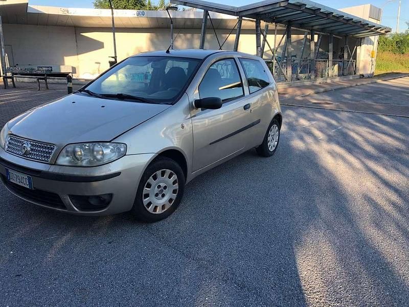 Oro Usata 2008 Fiat Punto Classica Tre volumi | 1600 € (Ottimo prezzo) - Immagine 1/4