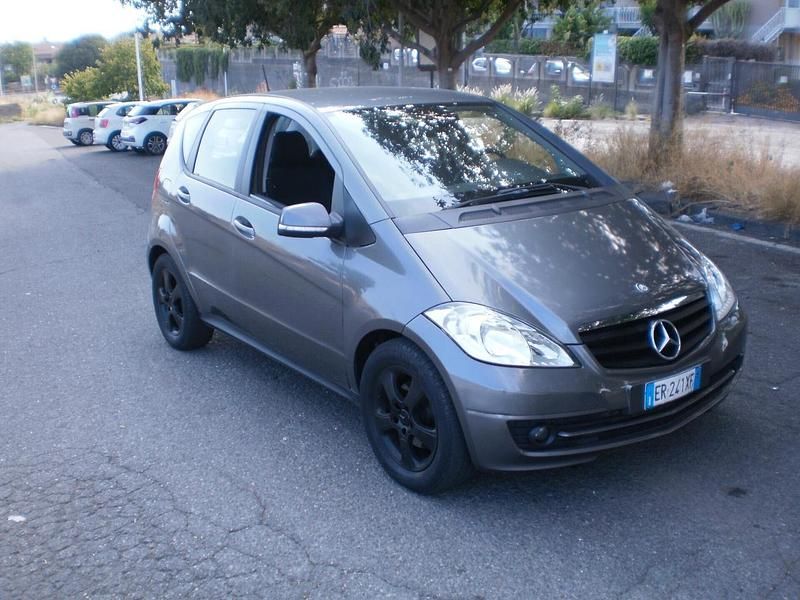 Usata Mercedes A180 Elegance 109 CV (80 kW) 2012 Grigio Berlina