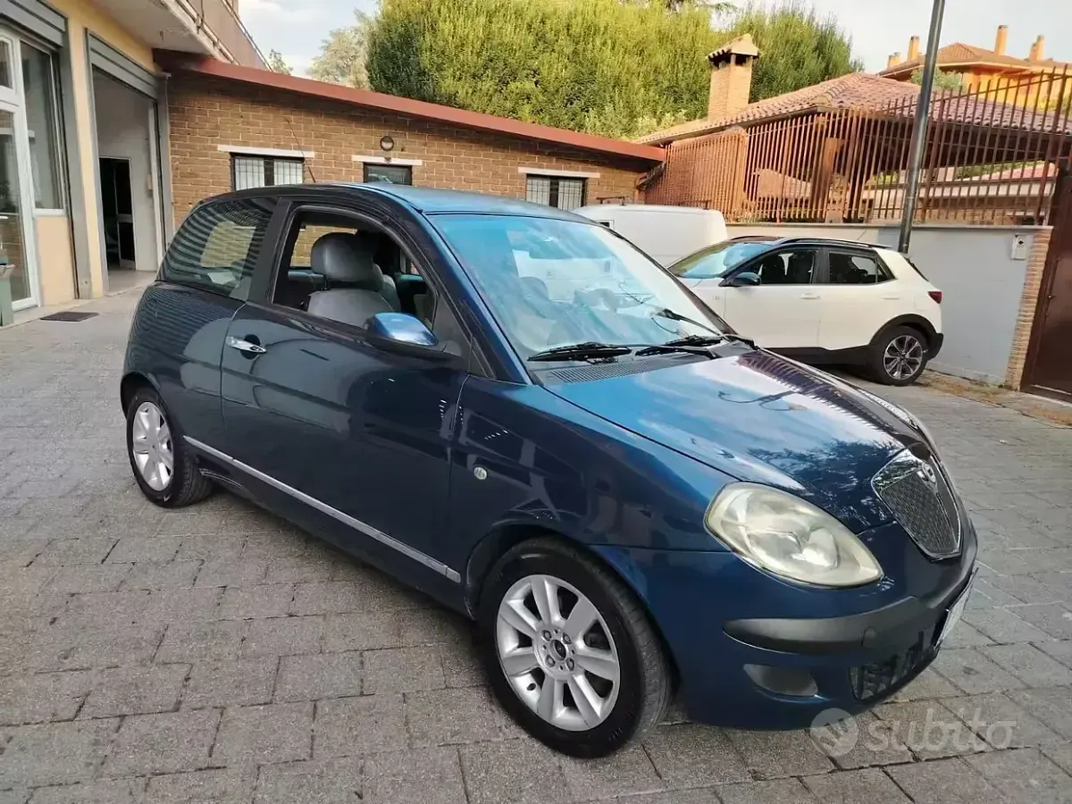 Usata Lancia Ypsilon 69 CV (50 kW) 2004 Bluazzurro Utilitaria