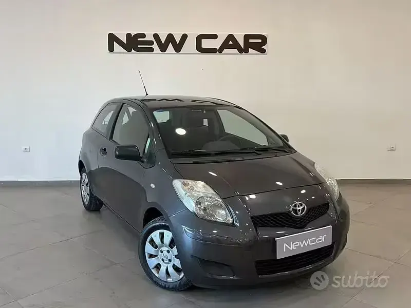 Usata Toyota Yaris 69 CV (50 kW) 2010 Grigio Utilitaria