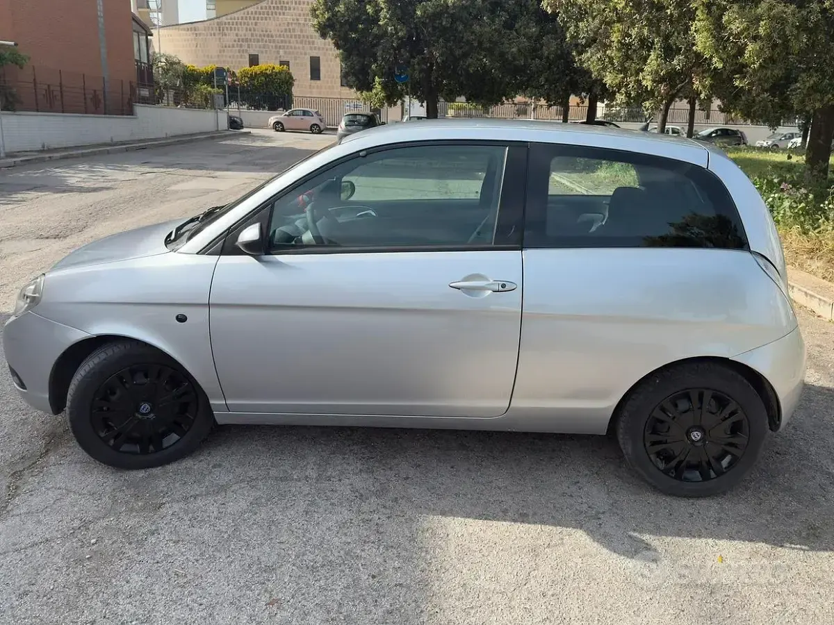 Usata Lancia Ypsilon 60 CV (44 kW) 2009 Grigio Utilitaria