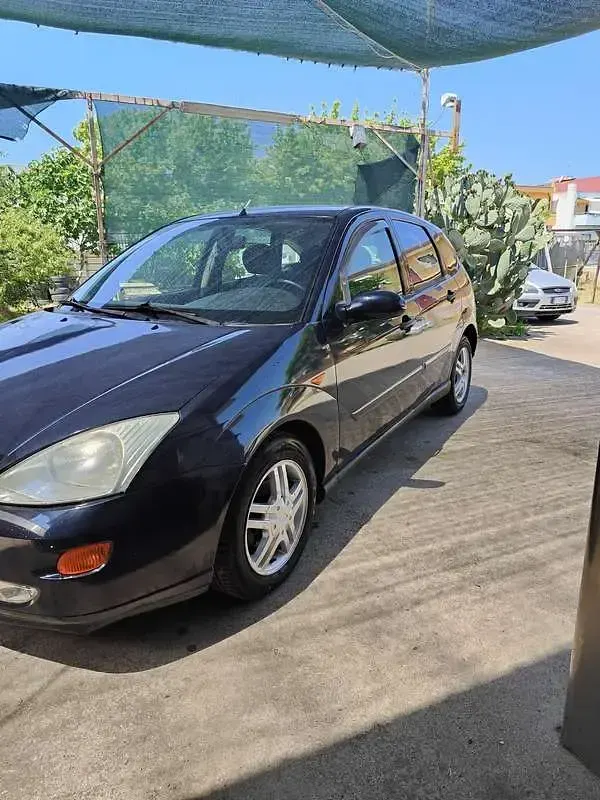 Usata Ford Focus Ambiente 90 CV (66 kW) 2001 Blu Berlina