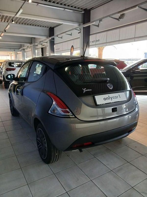 Usata Lancia Ypsilon Gold 69 CV (50 kW) 2023 Grigio scuro Utilitaria
