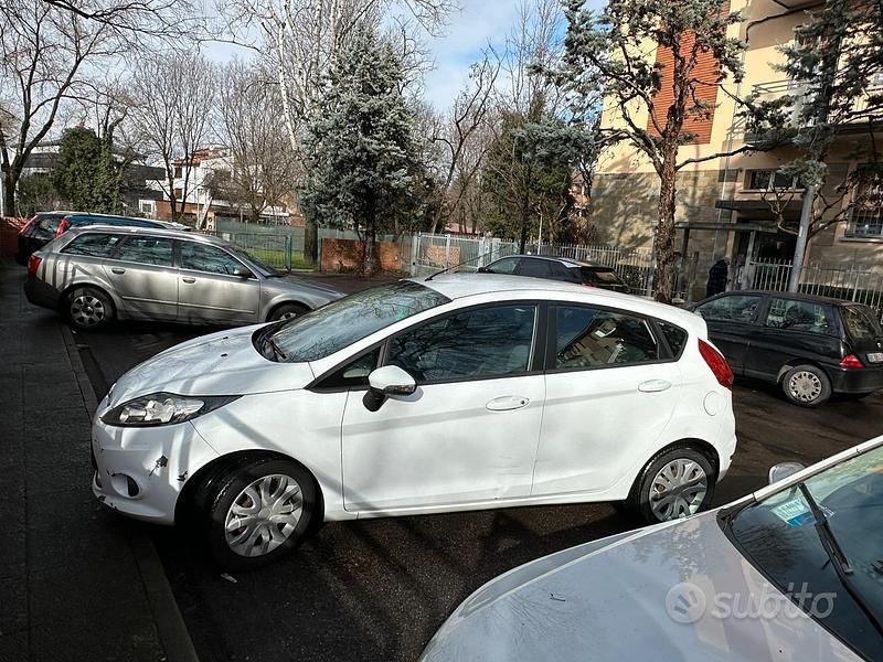 Usata Ford Fiesta Titanium 96 CV (70 kW) 2010 Bianco Utilitaria