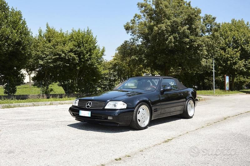 Usata Mercedes SL500 306 CV (225 kW) 2000 Nero Cabrio