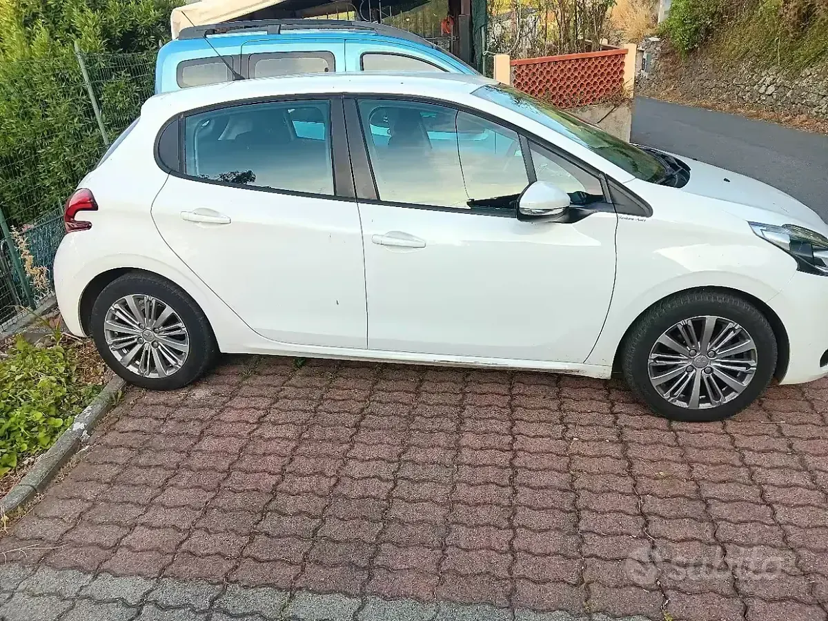 Usata Peugeot 208 75 CV (55 kW) 2018 Utilitaria